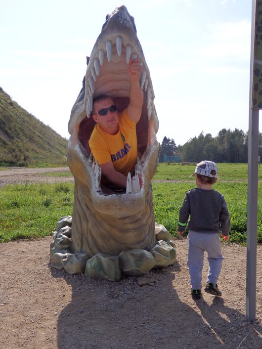 Парк Динозавров в Стризнево | папа держи ему пасть ))) к динозаврам 300 взрослый, и до 3х лет бесплатно.